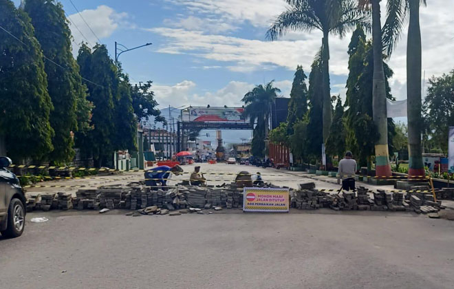 Akhrinya, jalan baru andesit depan Gedung Nasional dibongkar.