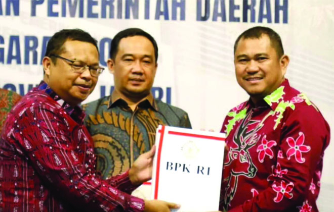 Bupati Bungo, H. Mashuri didampingi wakil Ketua I DPRD Bungo, Jumiwan Aguza menerima penghargaan Opini WTP dari BPK RI