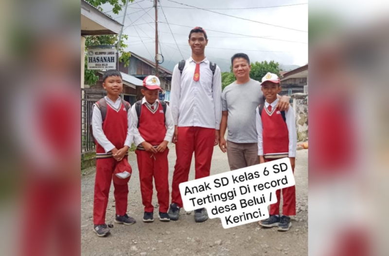 VIRAL!! Siswa SD Setinggi 2 Meter di Kerinci, Disebut Anak SD Tertinggi di Dunia