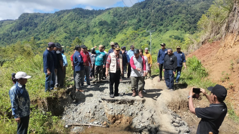 Wako Ahmadi Tinjau Jalan Longsor di RKE