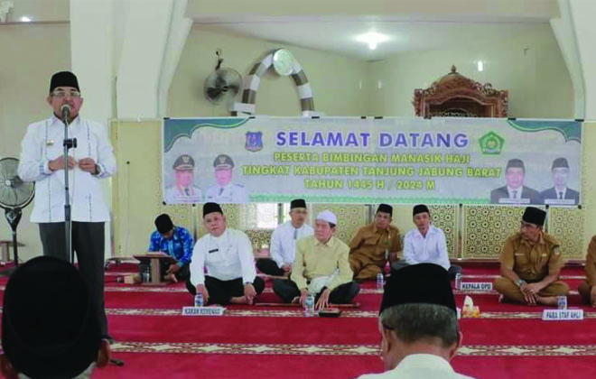 Bupati Tanjabbar Drs. H. Anwar Sadat, M.Ag saat emmberikan sambutan pada Bimbingan Manasik Haji Kabupaten Tanjabbar 1445 H / 2024 M, di Masjid Syekh Utsman Kuala Tungkal.