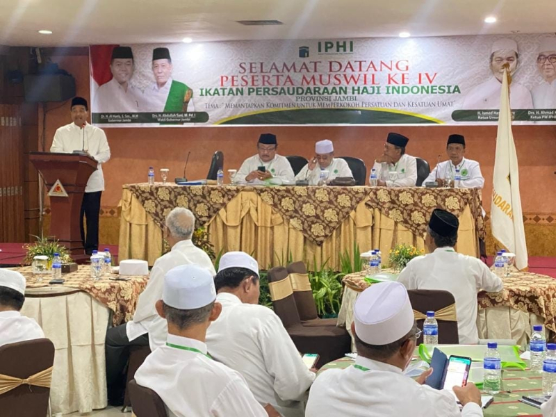 Anggota Komisi IX DPR RI Dr. Ir. H. A.R. Sutan Adil Hendra, MM ketika memberikan sambutan dalam acara Muswil Ikatan Persaudaraan Haji Indonesia di Grand Hotel Jambi. 

