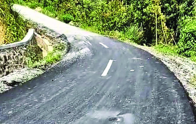 Baru setahun pengaspalan jalan KM 10 Sungai Liuk, Kecamatan Pesisir Bukit, Kota Sungai Penuh, kini sudah mengelupas.