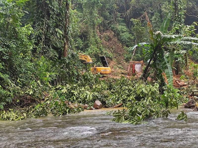 Beberapa alat berat di Sungai Telang, Kecamatan Bathin III Ulu memporak porandakan alam untuk aktivitas PETI