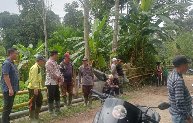 PJ Bupati Kerinci Asraf saat menijau jalan di Kecamatan Danau Kerinci Barat yang rusak.