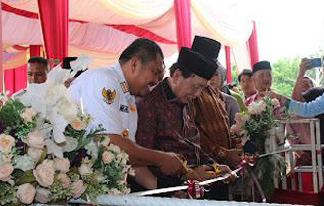 Bupati Bungo H. Mashuri bersama ketua yayasan H. Zulfikat Achmad meresmikan kampus baru UMB,