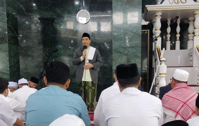 Anggota Komisi IX DPR RI, Dr. Ir. H. A.R. Sutan Adil Hendra, MM memberikan ceramah di salah satu masjid di Kota Jambi.