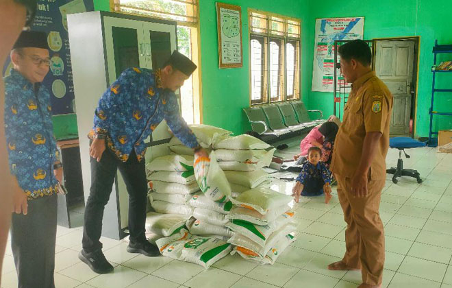 Kepala Dinas Ketahanan Pangan Kabupaten Tanjabtim bersama Kabid Pangan saat memantau penyaluran Bantuan Pangan di Desa Kota Baru dan Rantau Karya.