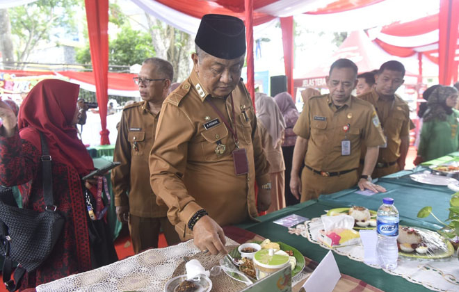 Sekretaris Daerah Kota Jambi membuka Bazar UMKM, Job Fair di kawasan Tugu Keris Siginjai Sakti, Kota Jambi, Senin (20/5/2024).