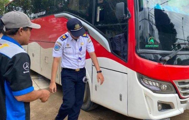 BPTD Kelas II Jambi melakukan pengawasan dan monitoring terhadap kelaikan operasional bus AKAP dan bus pariwisata pada libur panjang Hari Waisak 2024.