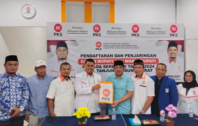  Bakal Calon Kepala Daerah (Bacakada) petahana Tanjabbar, Anwar Sadat ketika mendaftar di penjaringan Partai Keadilan Sejahtara (PKS) untuk kembali maju di Pilkada 2024.