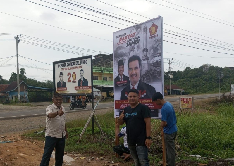 Salah satu baleho ketua DPD Gerindra Provinsi Jambi, Dr. Ir. H. A.R. Sutan Adil Hendra, MM tampak berdiri kokoh di Kabupaten Bungo. 