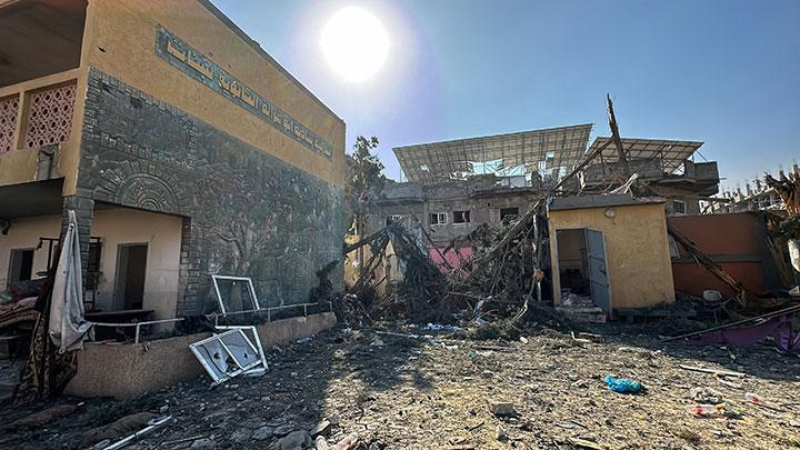 Suasana sekolah Shadia Abu Ghazaleh yang rusak setelah serangan Israel, di tengah konflik yang sedang berlangsung antara Israel dan Hamas, di Jabalia di Jalur Gaza utara, 15 Desember 2023.