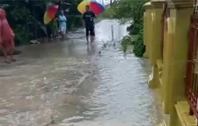 Kondisi jalan dan sejumlaj rumah warga Lintas Asri digenangi air hujan karena saluran drainase yang tidak berfungsi dengan baik.