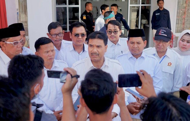 Ketua DPD Partai Gerindra Provinsi Dr. Ir. H. A.R. Sutan Adil Hendra, MM ketika menyampaikan keterangan persnya usai mendaftarkan Bacaleg di Komisi Pemilihan Umum (KPU).