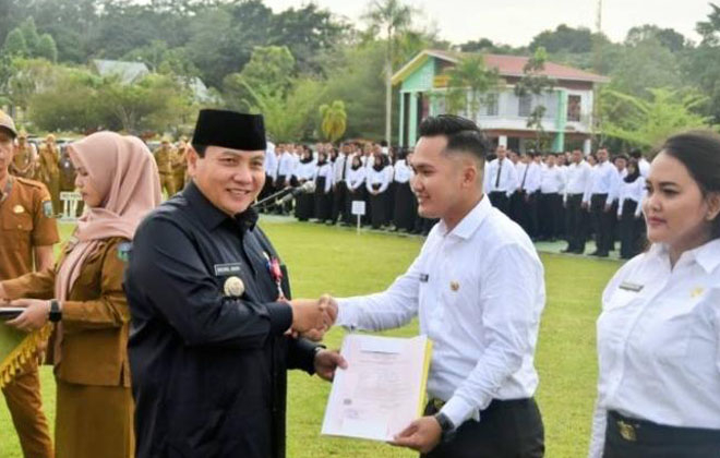 Pj Bupati Bachril Bakri memberikan SK PPPK yang lolos rekrutmen 2023 