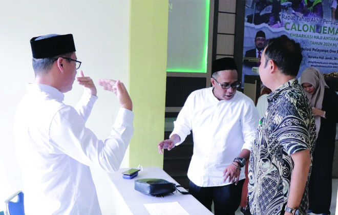 Panitia Pemberangkatan Ibadah Haji saat melakukan Simulasi One Stop Service Calon Jamaah Haji Jambi.