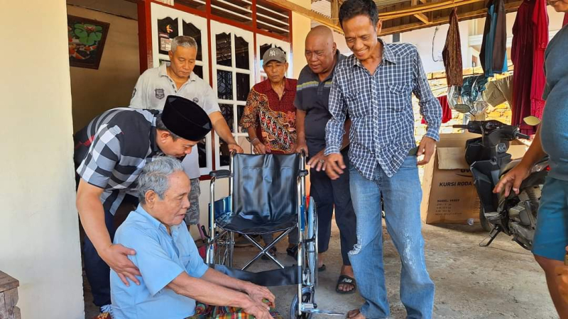 H Abdul Rahman Bantu Kursi Roda Untuk Warga, Kuzarni: Beliau Tidak Hanya Sampaikan Janji Manis, Tapi Ditunaikan