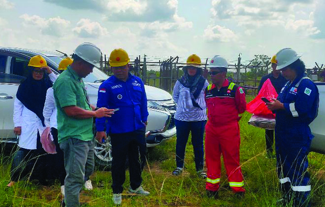 Wabup Tanjabtim, Robby Nahliyansyah ketika melakukan monev ke salah satu sumur minyak milik PetroChina.