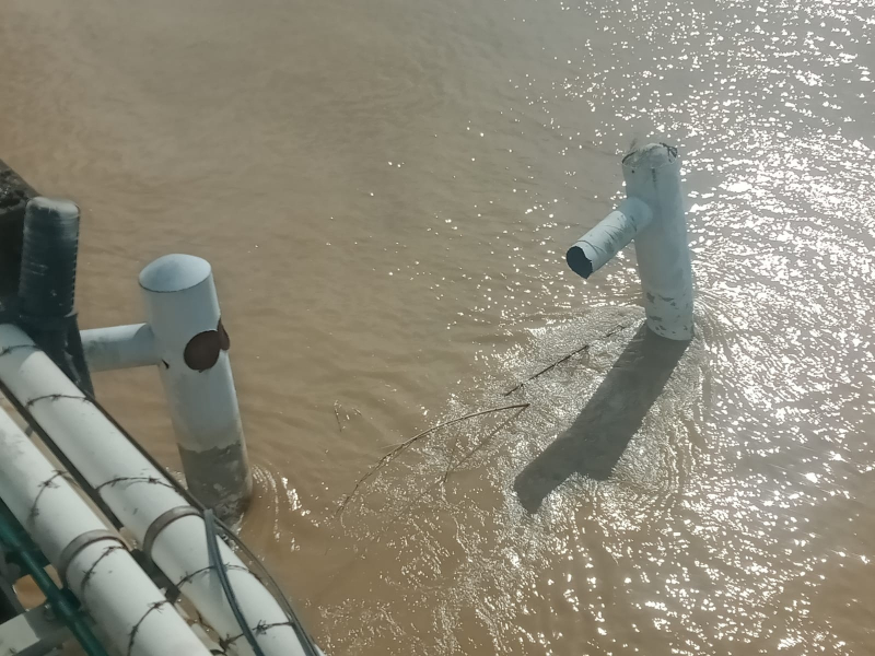 Fender jembatan Aur Duri 1 yang ditabrak tongkang batu bara beberapa waktu lalu. Kini PPTB Jambi telah menginventarisir kerugian rusaknya tiang pengaman (Fender) Jembatan untuk diperbaiki. 

