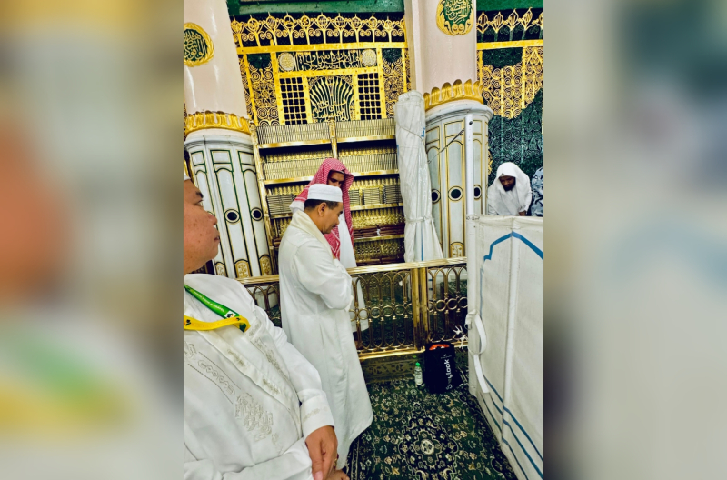 Ketua DPD Partai Gerindra Provinsi Jambi Dr. Ir. H. A.R. Sutan Adil Hendra, MM berziah ke makam Rasulullah di Masjid Nabawi saat menunaikan ibadah haji.