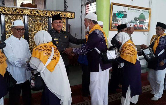 Bupati Bungo H. Mashuri melepas keberangkatan calon jamaah haji asal kabupaten Bungo.