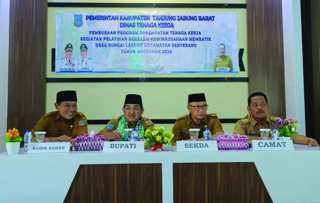 Bupati Tanjung Jabung Barat, Drs. Anwar Sadat, M.Ag, saat membuka pelatihan membatik berbasis kewirausahaan di Aula Kantor Desa Sungai Landak.