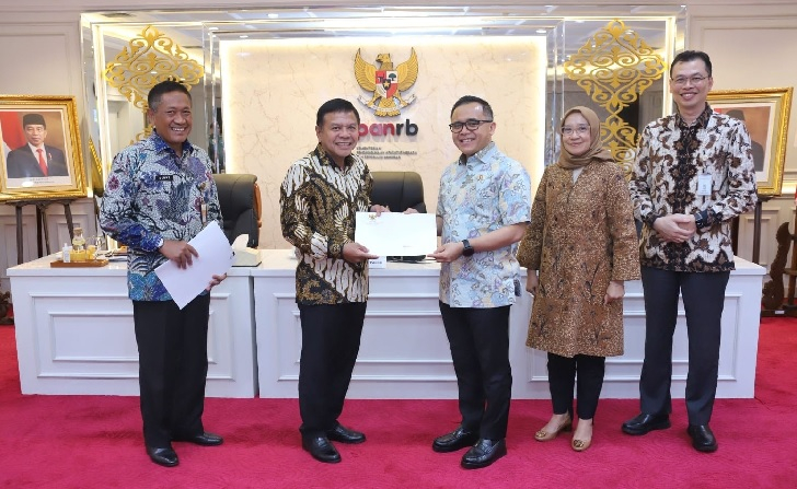 Menteri PANRB Abdullah Azwar Anas menyerahkan izin prinsip persetujuan formasi CASN Kementerian Pertahanan T.A 2024 kepada Wakil Menteri Pertahanan M. Herindra, di Jakarta, Jumat (07/06)