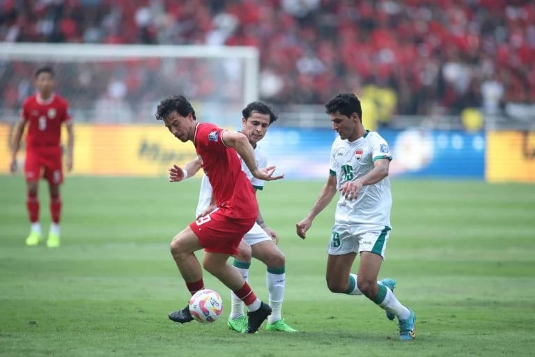 Aksi Pemain Timnas Indonesia, Thom Haye Saay Berhadapan Dengan Irak.