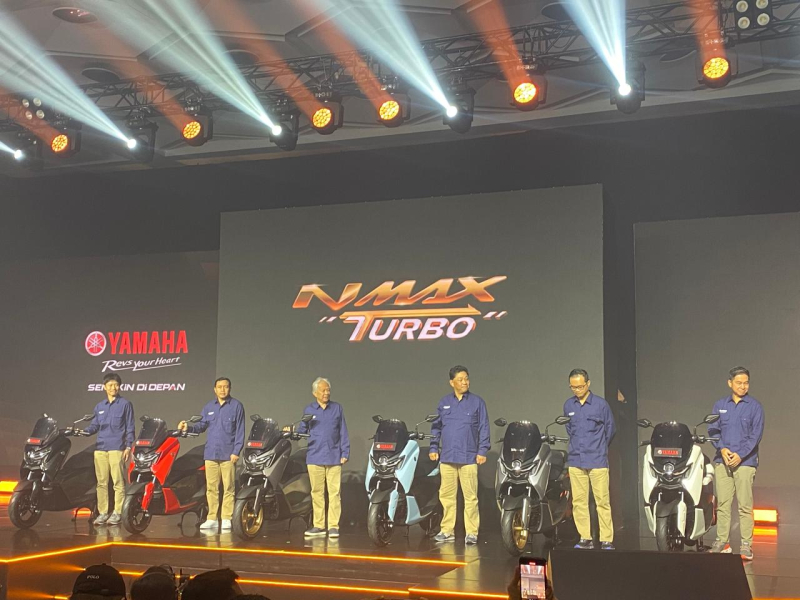 Louncing Yamaha NMAX Turbo.