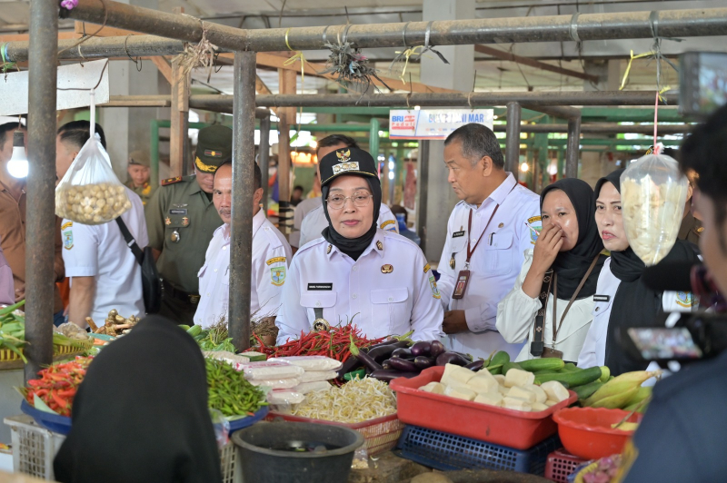 Pj Walikota Jambi Gelar Sidak Pasar, Pantau Harga dan Stok Pangan Jelang Idul Adha