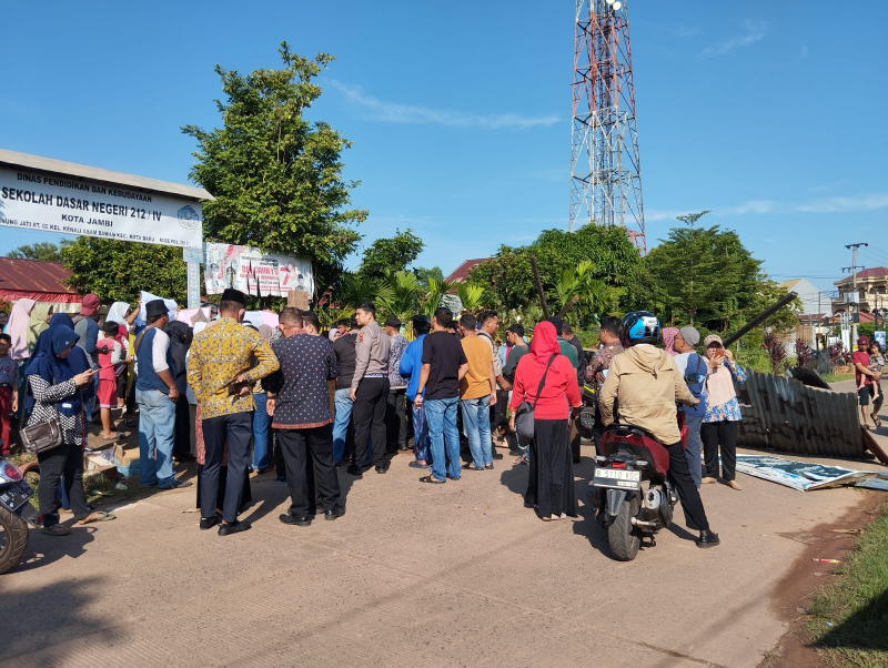 Blokir Jalan Depan SDN 212 Kota Jambi Akhrinya Dibuka, Setelah Ambulance Hendak Lewat