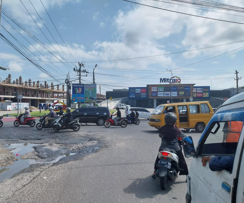 Lalu Lintas Kacau Parah di Simpang Mayang Akibat Traffic Light Mati, Hati-hati Kecelakaan !