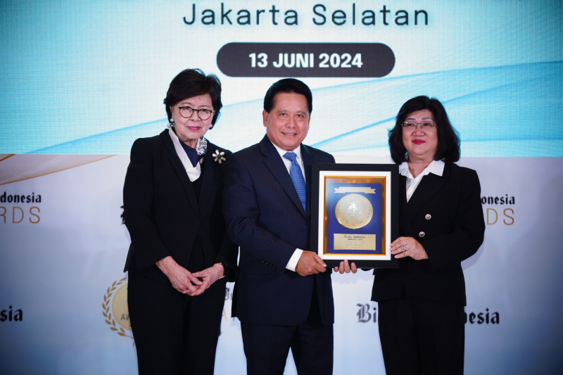 Direktur Utama Bank Syariah Indonesia Hery Gunardi (tengah)  saat menerima penghargaan sebagai CEO of The Year