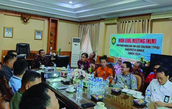 Wakil Bupati Bungo memimpin rapat pengendalian inflasi daerah.