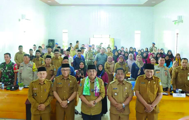 Bupati Tanjabbar foto bersama dengan peserta pelatihan membatik berbasis kewirausahaan di Aula Kantor Desa Sungai Landak.