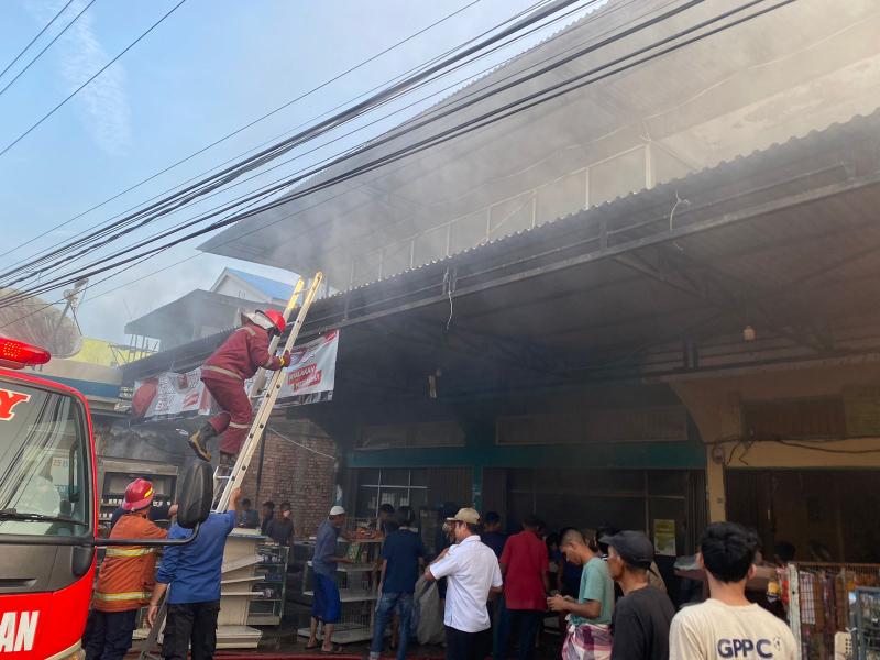 Minimarket di Olak Kemang Terbakar, Api Diduga Berasal dari Kipas Angin

