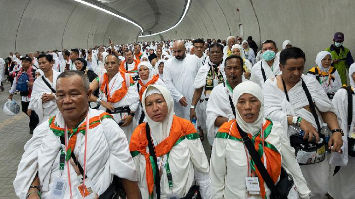 Jemaah haji Indonesia berjalan menuju Jamarat untuk melempar jamrah aqobah di Mina, Makkah, Arab Saudi, Minggu, 16 Juni 2024. Lempar jamrah aqobah merupakan salah satu syarat yang wajib dilakukan pada ibadah haji sebagai simbol pengusiran setan yang pernah dilakukan Nabi Ibrahim AS