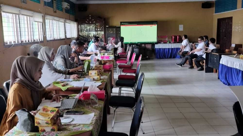 Posko PPDB di SMAN 1 Kota Jambi. Sebelumnya didatangi sejumlah calon siswa dan orang tuanya karena terkendala koordinat tempat tinggal jalur zonasi. 

