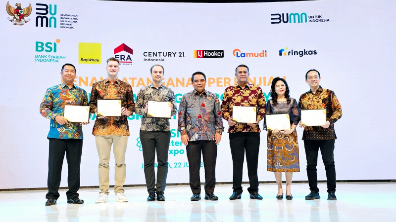 Direktur Sales and Distribution BSI Anton Sukarna (Tengah) bersama dengan Direktur LJ Hooker Indonesia Oka Mahendra Kauripan (paling kiri), Direktur Lamudi Indonesia Mart Polman (dua dari kiri), Co Founder Ringkas Ilya Krastov (tiga dari kiri),  Direktur Raywhite Indonesia Turky J. Bugri (tiga dari kanan), Direktur Era Indonesia Aan Andriani Sutrisno (dua dari kanan), dan Direktur Century 21 Indonesia Daniel Handojo. (22/6)