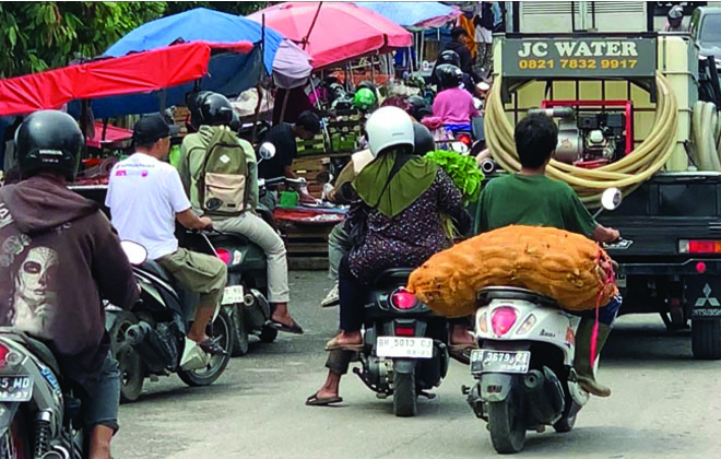 Terlihat PKL liar memadati badan jalan di pasar Talang Banjar. Kondisi ini membuat jalan menjadi macet dan kawasan dalam pasar menjadi sepi.