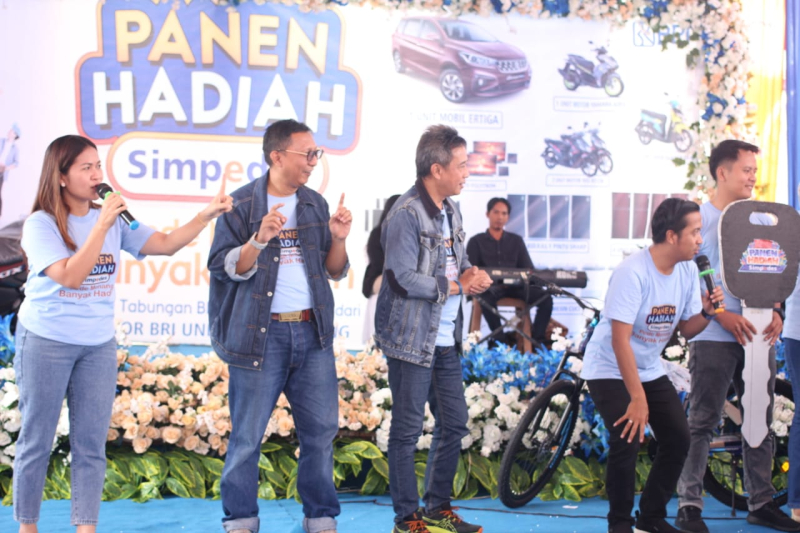 1. Pemimpin Cabang BRI Cabang Rimbo Bujang, Singa Pranadi saat menyerahkan Grand Prize Satu Unit Mobil Suzuki All New Ertiga GL MT pada Penarikan Undian Panen Hadiah SIMPEDES Periode 01 September 2023 s/d 28 Februari 2024

2. BRI Cabang Rimbo Bujang saat menggelar Penarikan Undian Panen Hadiah SIMPEDES Periode 01 September 2023 s/d 28 Februari 2024