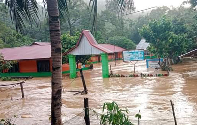 Banjir bandang yang menenggelamkan pingiran desa di Tebo.