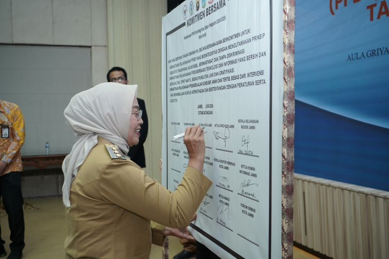 Pj Walikota Jambi melakukan penandatangan komitmen bersama terkait penerimaan peserta didik baru tahun 2024-2025.

