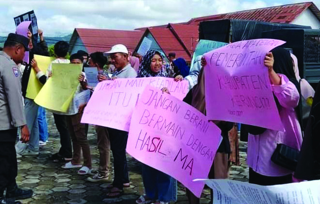 Warga Pentagen Kecamatan Danau Kerinci Demo ke kantor bupati Kerinci di Bukit Tengah. Mereka protes atas pelantikan kades.