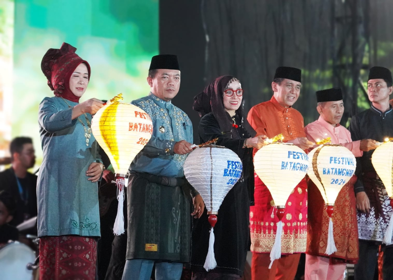 Gubernur Al Haris Buka Festival Batanghari, Dorong Pertumbuhan Ekonomi Daerah, Mengangkat Hasanah Budaya Jambi.