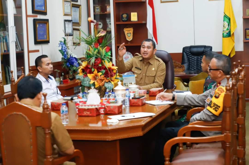 Bupati Bungo H. Mashuri memimpin rapat bersama unsur Forkopimda dan OPD untuk rencana kegiatan Car Free Night