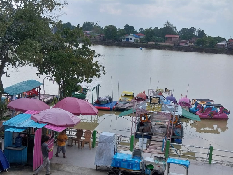 Suasana Danau Sipin terlihat sepi karena anak-anak sudah mulai persiapan masuk sekolah.