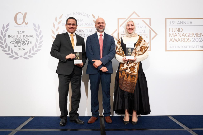 SVP Corporate Secretary & Communication BSI Wisnu Sunandar (kiri) dan SVP Wealth Management BSI Asri Natanegeri (kanan) saat menerima penghargaan Best Islamic Finance Bank in Indonesia dan Best Islamic Finance Wealth Management Bank in Indonesia, pada ajang 16th Annual Islamic Finance Awards 2024 dan 18th Best Financial Institution Awards 2024 di Shangri La Hotel Singapura, Selasa (9/7).