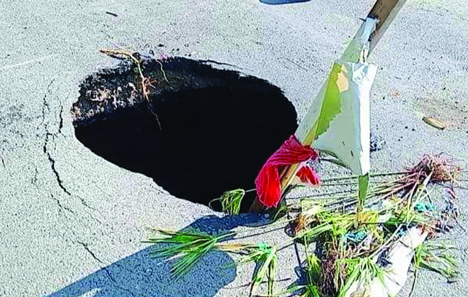 Jalan berlubang di tengah badan Jalan di MH Thamrin Desa Sumur Kota Sungai Penuh, butuh perhatian